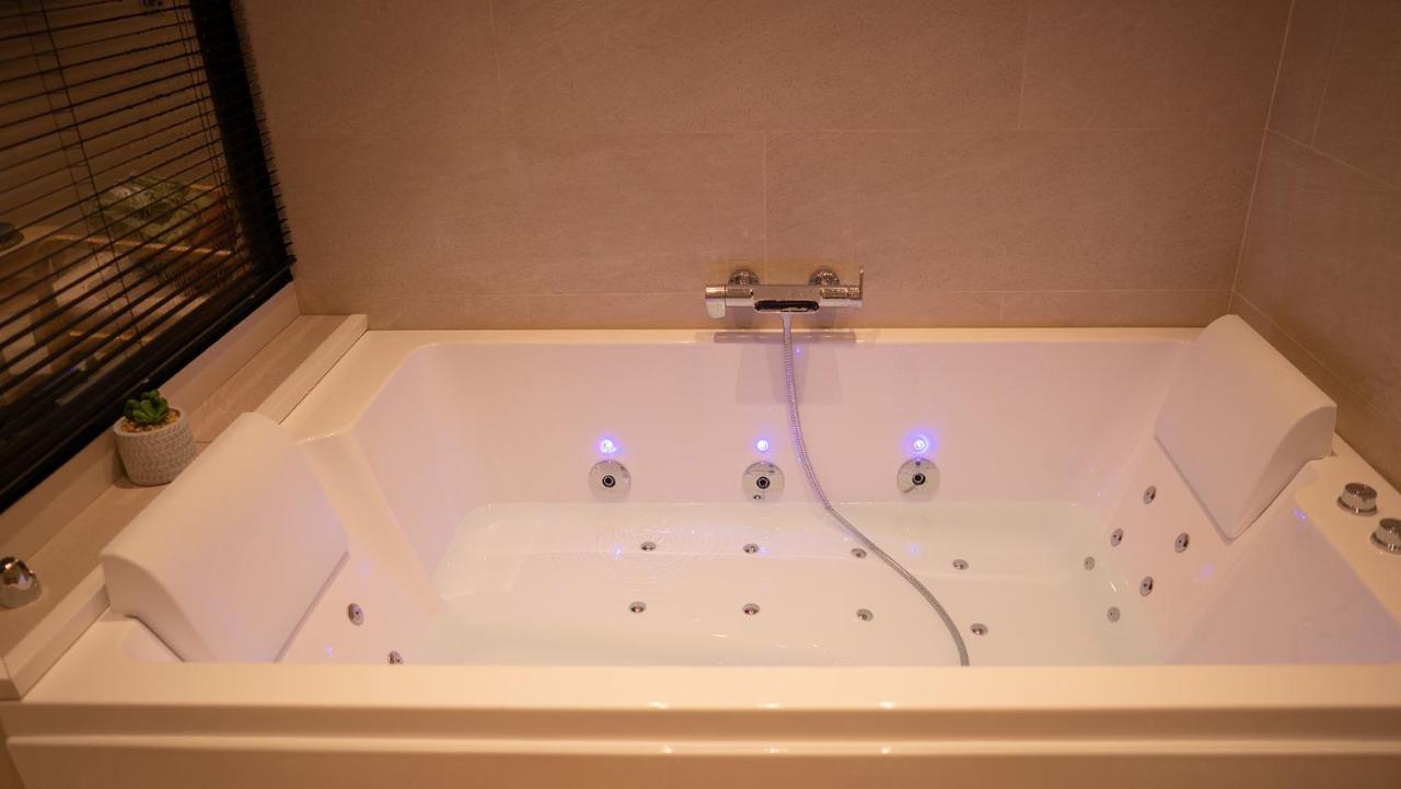 Suite De Luxe Jacuzzi Balneo,King Size Bed Collobrieres Luaran gambar